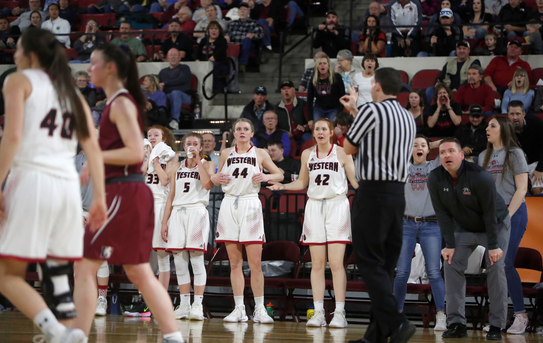Montana Western beats Lyon